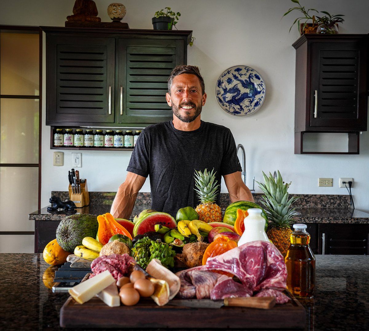 El doctor que le escupe en la cara a toda la “nutrición oficial”.

Paul Saladino es médico.

Y te dice lo contrario a lo que repiten en la tele.

Sus 8 lecciones clave para una salud brutal (guárdalas):