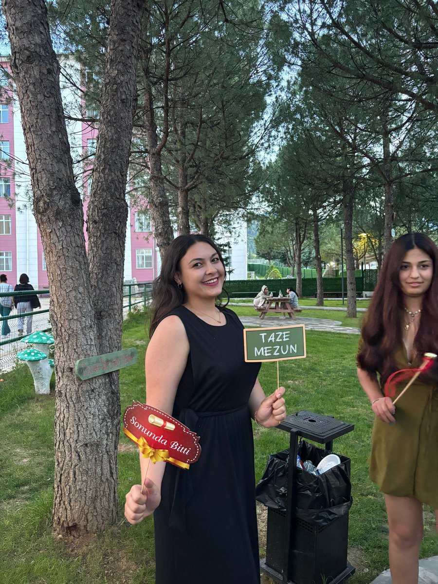 gamze6464's tweet photo. Bir Yurt, Bin Hatıra…
Bugün sadece bir mezuniyet değil, aynı zamanda bir veda…
Aynı çatıyı paylaştığımız, birlikte ağlayıp güldüğümüz, kahve kokularına ve son dakika sınav telaşlarına ortak olduğumuz bu yuvadan mezun ediyoruz.@GSB_Denizli @tekinkazak20 @vildanbasbug https://t.co/i4bE6g7v6y
