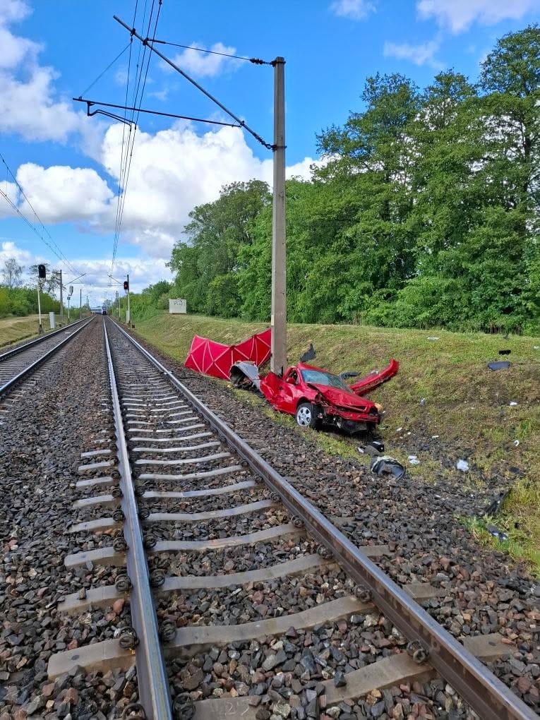 PiotrMalepszak's tweet image. Kolejny wypadek na przejeździe. Światło czerwone na sygnalizatorach nie było dla kierowcy wystarczającym argumentem nie ryzykowania zderzenia z masą 350t rozpędzoną do V120. Śmierć na miejscu, druga osoba w 🚗 ciężko ranna. Łączne opóźnienie 93 pociągów wyniosło 4740 minut (3dni)
