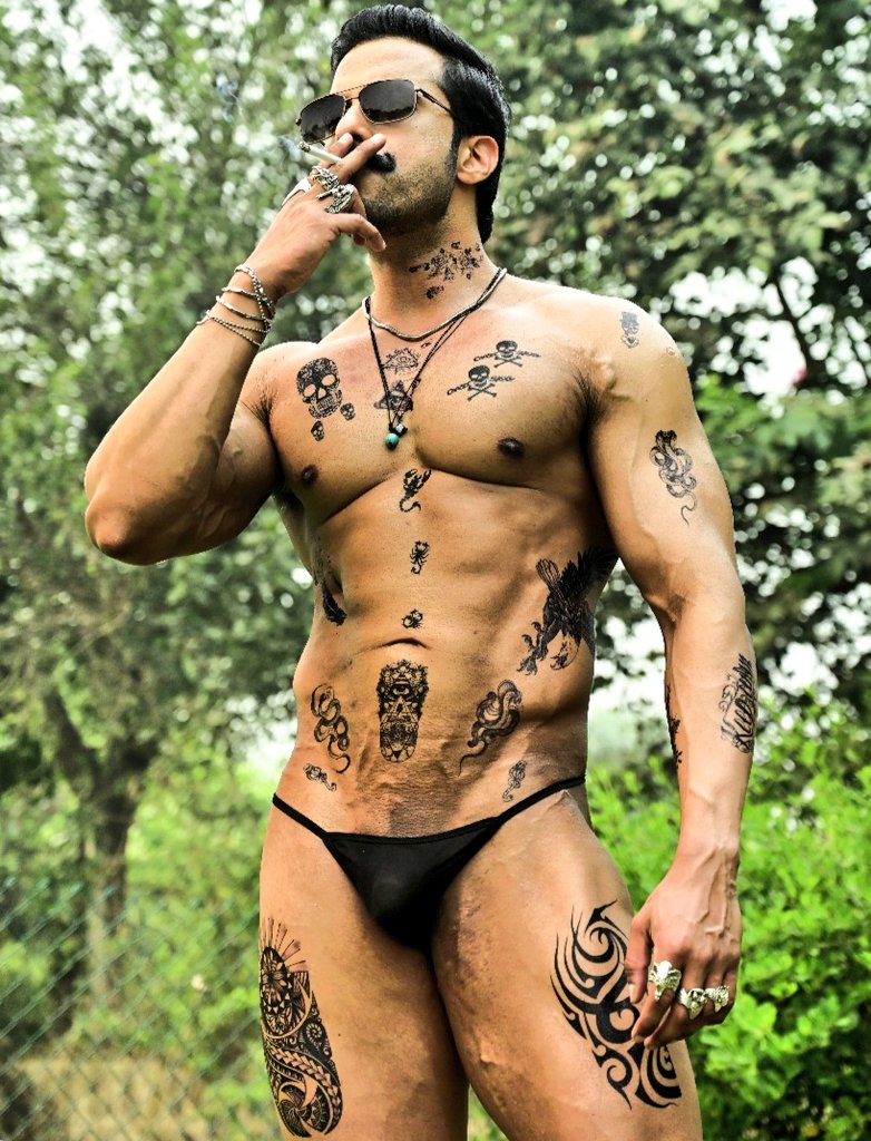 The grand mafia ......
Shoot look.
.
.
.
.
.
.
#shoot #MAFIA #tattooart #moustache #Sunglasses #TrendingNow #necklace #LOrealxBeckyinCannes2025 #Eurovision2025 #TheExMorningSpecial #Cannes2025