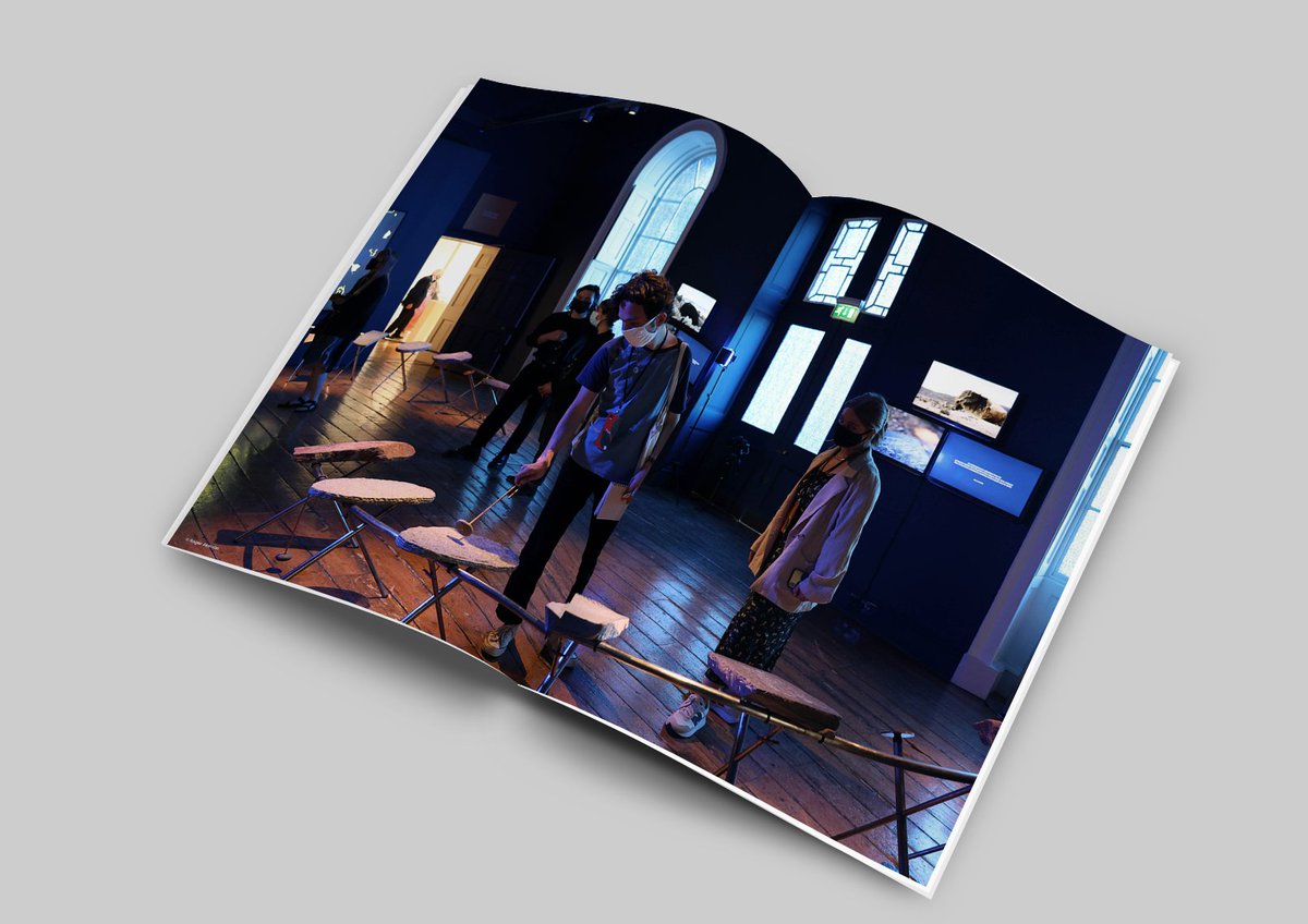 <a href="/ricgreene/">Ric</a>: "Desde siempre las cosas nos han hablado. Nosotros fuimos quienes dejamos de escuchar. Esa es la intuición que organiza 'Resonancias Tectónicas': una exposición y reciente libro que no quiere mostrarnos cosas, sino devolverles la palabra. Un susurro en sísmico lento."