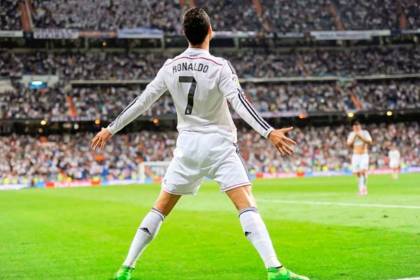 skillstr_me's tweet photo. Cristiano Ronaldo didn’t wait to hit rock bottom.

He just woke up one day… and decided:

“I won’t live average. Not even for a second.”

Here’s how one quiet moment flipped his whole life👇 https://t.co/YLZiwALN0R