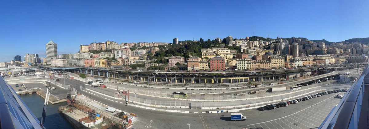 Genua vanuit de haven. Het is grooooot