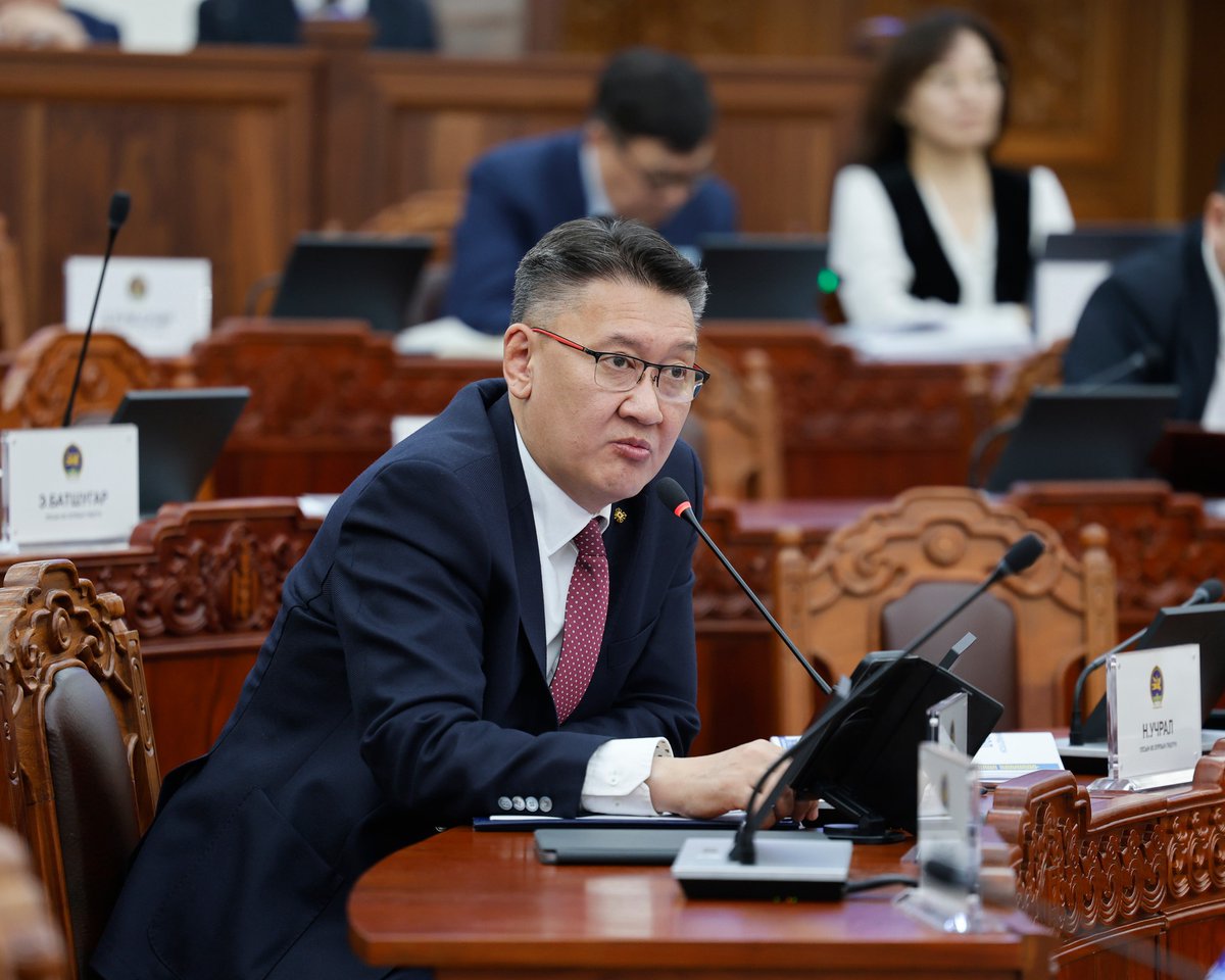 Монгол Улсын нэгдсэн төсвийн 2026 оны төсвийн хүрээний мэдэгдэл, 2027-2028 оны төсвийн төсөөллийн тухай хуулийн төсөл болон хамт өргөн мэдүүлсэн Засгийн газрын өрийн удирдлагын 2023-2025 оны стратегийн баримт бичиг батлах тухай тогтоолын төслийг хэлэлцлээ.