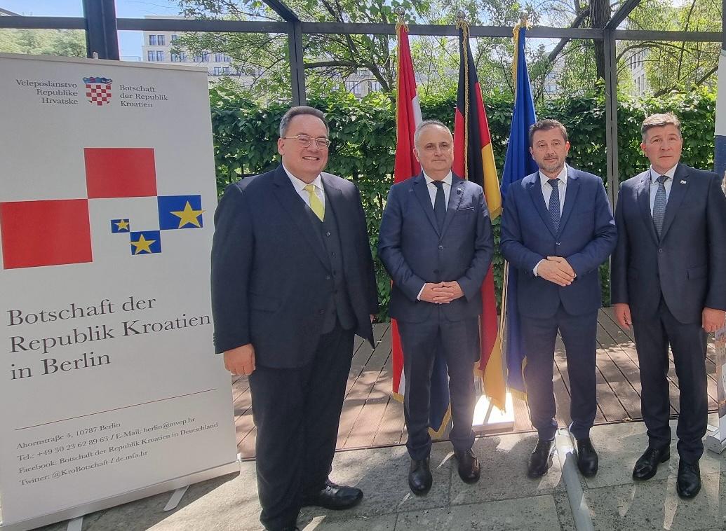 🇭🇷🎉Dr. Eschborn attended a formal reception in Berlin marking the Statehood Day and Armed Forces Day of the Republic of Croatia. The reception was organised by the <a href="/KroBotschaft/">Kroatien in Deutschland</a> at the Representation of the Federal State of #Hessen for friends and partners of Croatia. 
#Germany