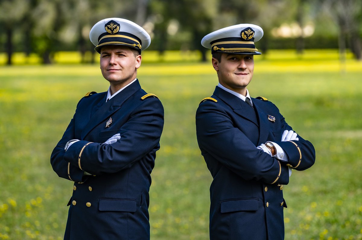 Ecole des commissaires des armées - ECA (@ecarmees) on Twitter photo La demi-finale du Prix Georges Clemenceau, concours d’éloquence créé en 2018, se déroulera le 21 mai 2025. Les commissaires aspirants Jean et Clotaire se préparent à concourir et nous disent pourquoi ils ont choisi de se lancer…
👉 Portraits
<a href="/Armees_Gouv/">Ministère des Armées</a>
defense.gouv.fr/commissariat/r… La demi-finale du Prix Georges Clemenceau, concours d’éloquence créé en 2018, se déroulera le 21 mai 2025. Les commissaires aspirants Jean et Clotaire se préparent à concourir et nous disent pourquoi ils ont choisi de se lancer…
👉 Portraits
<a href="/Armees_Gouv/">Ministère des Armées</a>
defense.gouv.fr/commissariat/r…