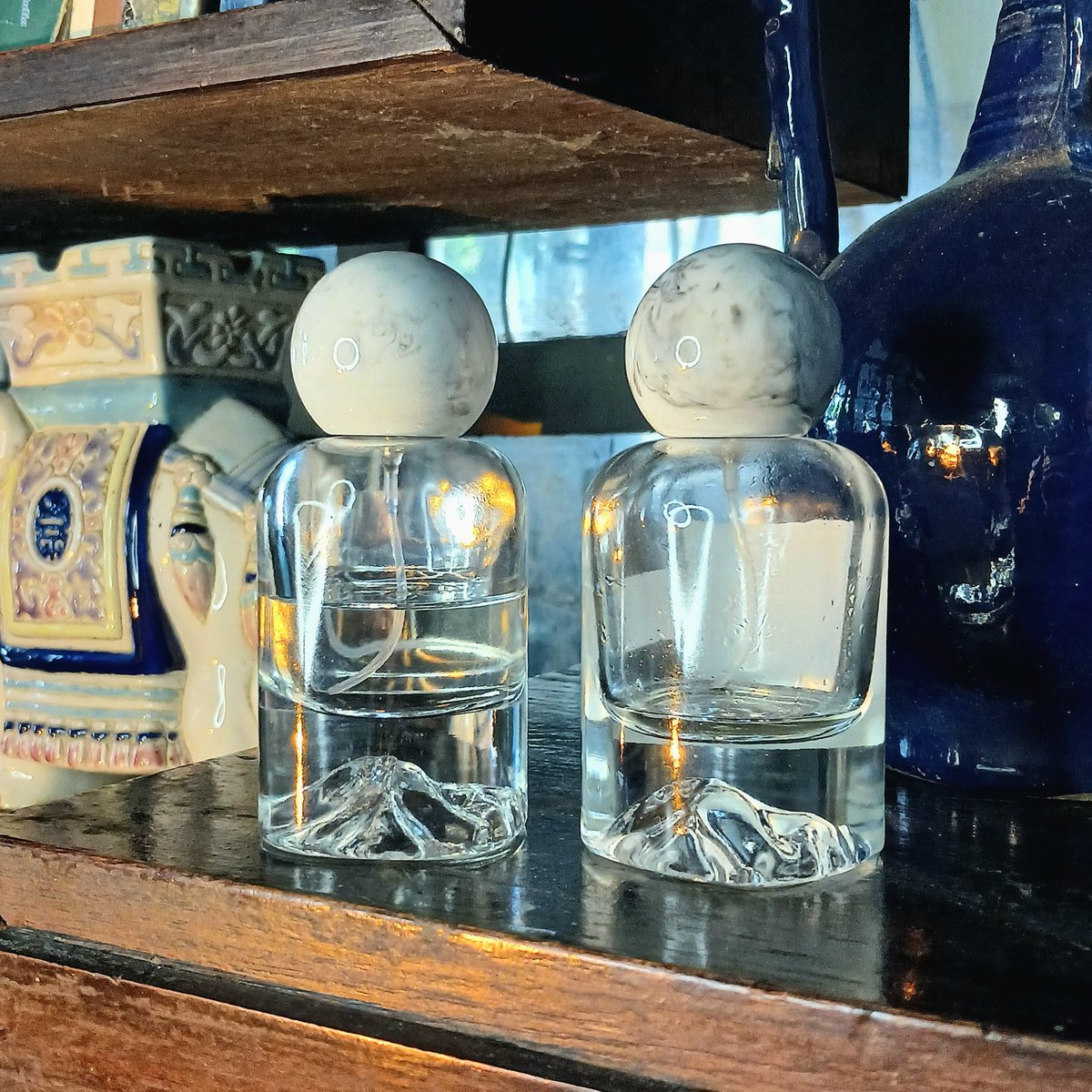 ingeayyyy's tweet image. 🎀some bottles are too pretty to throw away🎀

bukan cuma wangi yang bikin jatuh cinta, tp botolnya tu a whole aesthetic moment. setelah isinya habis, I couldn’t throw it away—like, how could I? botolnya cakep bgt, bisa langsung di-repurpose jd shelf decor