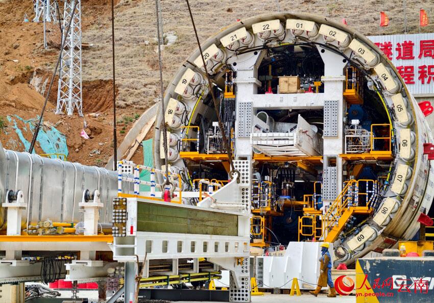 PDChinese's tweet image. 【滇中引水工程最大岩石掘進機順利始發】15日，由中國自主研發的、滇中引水工程最大直徑單護盾岩石掘進機——直徑10.23米的“福和號”在雲南香爐山隧洞順利始發，標誌著工程向“引水潤滇”的目標邁出了關鍵一步。香爐山隧洞全長62.59公里，是滇中引水工程中最長的隧洞，也是全線風險最高和重難點控制性工程。