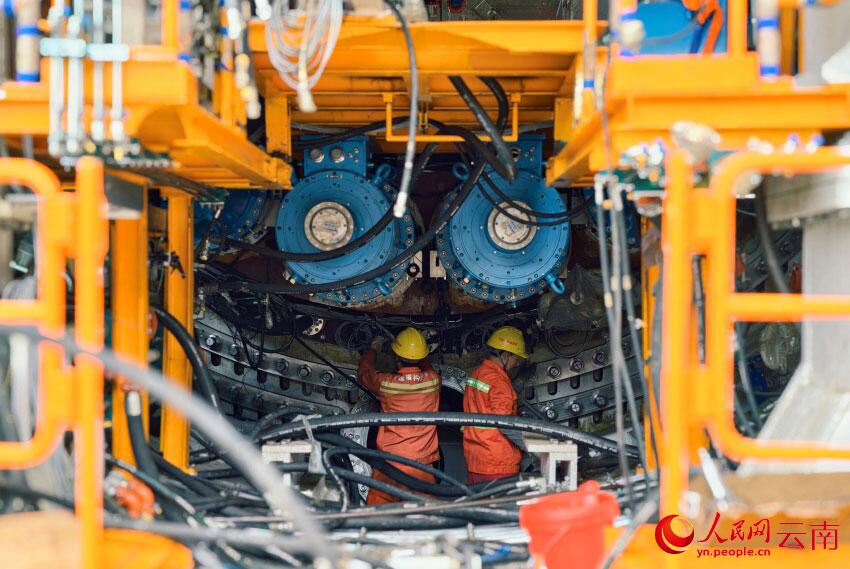 PDChinese's tweet image. 【滇中引水工程最大岩石掘進機順利始發】15日，由中國自主研發的、滇中引水工程最大直徑單護盾岩石掘進機——直徑10.23米的“福和號”在雲南香爐山隧洞順利始發，標誌著工程向“引水潤滇”的目標邁出了關鍵一步。香爐山隧洞全長62.59公里，是滇中引水工程中最長的隧洞，也是全線風險最高和重難點控制性工程。