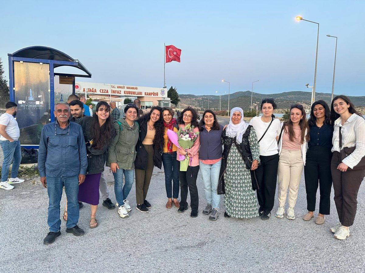 Terör örgütü PKK elebaşı Abdullah Öcalan'ın yurda getirilişini protesto eden Azime Işık Kadıköy'deki Mavi Çarşı'ya molotoflu saldırı düzenleyerek 13 kişinin hayatını kaybetmesine yol açmıştı. Mavi Çarşı katliamcısı Azime Işık’ın tahliyesi ve onun gururla karşılayan ailesi.