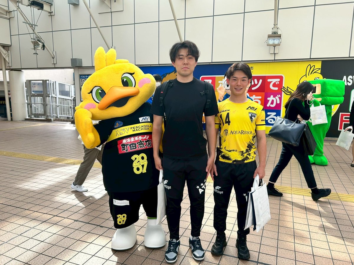 pescadola2007's tweet photo. 🟡イベント参加⚫️

町田税務署、町田市役所、まちだ納税貯蓄組合連合会、八王子都税事務所共同の「キャッシュレス納税推進」のPRイベントに、ペスカドーラ町田からNo.14甲斐翔大選手(@asv_kai_14 )とドーラくん(@dola2007_asv )が参加しました‼️

キャンペーングッズをお受け取り頂いだ皆さま、ありがとうございました🐥🛍️🤍

3枚目は偶然通りかかったNo.23遠藤颯選手(@hayachannel_ )と記念撮影📸

#ThanksRespect 
#メットライフ生命Fリーグ
#ペスカドーラ町田
#ペスカドーラ町田ファミリー💛
#共闘❤️‍🔥
#共創
#ALLforMACHIDA