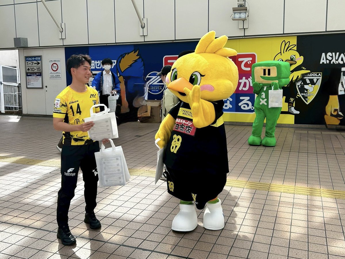 pescadola2007's tweet photo. 🟡イベント参加⚫️

町田税務署、町田市役所、まちだ納税貯蓄組合連合会、八王子都税事務所共同の「キャッシュレス納税推進」のPRイベントに、ペスカドーラ町田からNo.14甲斐翔大選手(@asv_kai_14 )とドーラくん(@dola2007_asv )が参加しました‼️

キャンペーングッズをお受け取り頂いだ皆さま、ありがとうございました🐥🛍️🤍

3枚目は偶然通りかかったNo.23遠藤颯選手(@hayachannel_ )と記念撮影📸

#ThanksRespect 
#メットライフ生命Fリーグ
#ペスカドーラ町田
#ペスカドーラ町田ファミリー💛
#共闘❤️‍🔥
#共創
#ALLforMACHIDA
