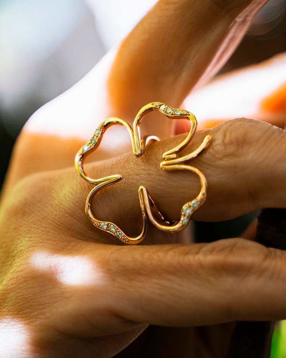 Madridjoya (@madridjoya) on Twitter photo "La suerte se atrae, como se atrae el amor". Coco Chanel 🍀
La sortija Clover 30 de M DE U Jewellery está diseñada para acompañar momentos inolvidables. Oro y un símbolo que habla de estilo, suerte y belleza. 
#Madridjoya2025 #SumandoTendencias "La suerte se atrae, como se atrae el amor". Coco Chanel 🍀
La sortija Clover 30 de M DE U Jewellery está diseñada para acompañar momentos inolvidables. Oro y un símbolo que habla de estilo, suerte y belleza. 
#Madridjoya2025 #SumandoTendencias