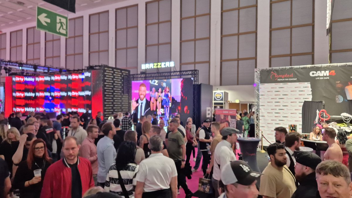 09. "Handy Kamera"
Der 03. Tag auf der 27. Venus, 2024.

Ich durfte auch kurz auf die Bühne um euch zu zeigen, wie geil die Aussicht vom Fancci Stand eigentlich war. 😍❤️

<a href="/venusberlinoff/">Venus Berlin</a>
<a href="/Fancci_Official/">FANCCI</a>
#venusmesse #venus2024 #venusberlin #venusfestival #venus