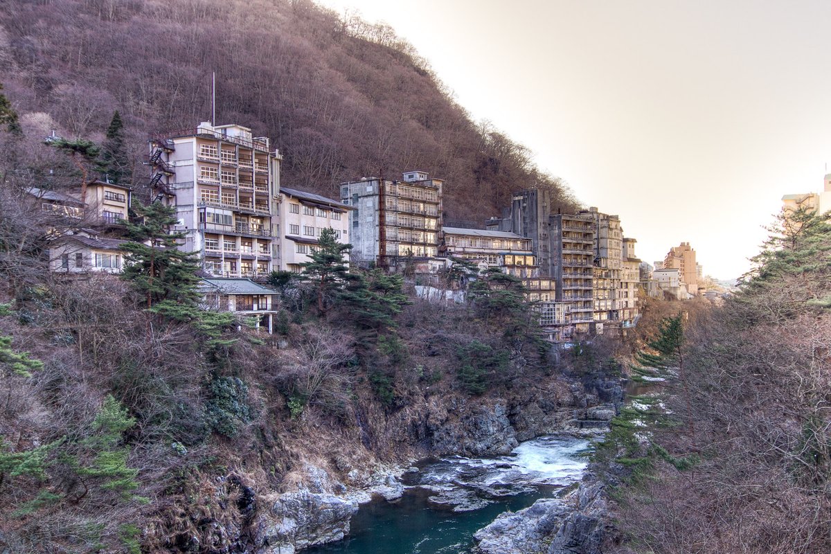 Ryo_Saeba_3's tweet photo. La démolition des bâtiments coûte très cher et les propriétaires qui doivent payer ont disparu.
Le fait que certains bâtiments abandonnés soient situés au-dessus de sources d'eau chaude ou à proximité de routes nationales et de rivières rend également la démolition difficile. https://t.co/abkKiWusRL