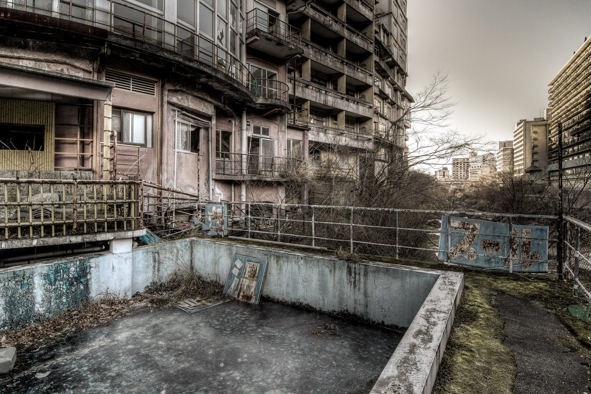 Ryo_Saeba_3's tweet photo. La démolition des bâtiments coûte très cher et les propriétaires qui doivent payer ont disparu.
Le fait que certains bâtiments abandonnés soient situés au-dessus de sources d'eau chaude ou à proximité de routes nationales et de rivières rend également la démolition difficile. https://t.co/abkKiWusRL