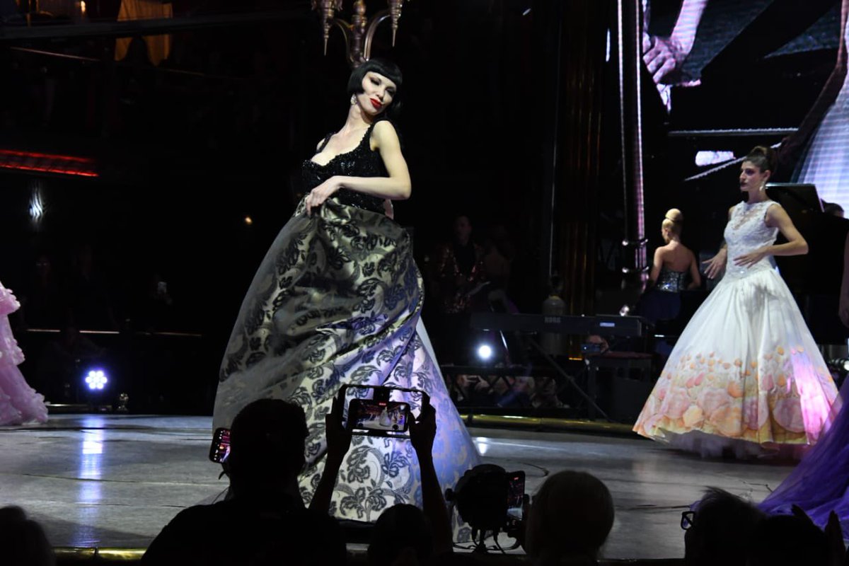 LoreleyPortas's tweet photo. Desfile “Bodas de oro“ @RPiazzaOficial 
https://t.co/gl83XFGP7o
.
.
.
#robertopiazza #loreleyportas https://t.co/zJJpfHeN10