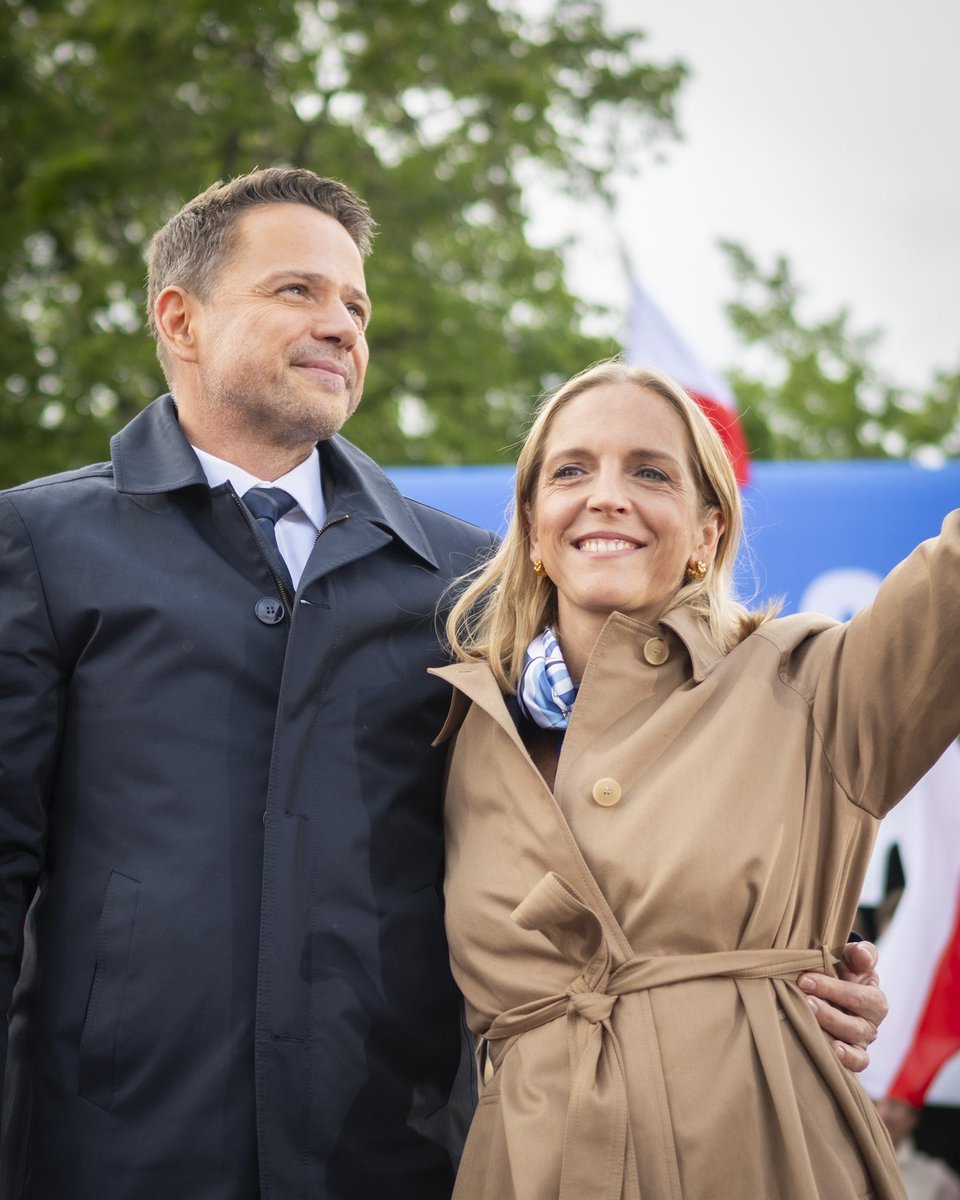 Czy Rafał z żoną w Szczenie dostanie serduszko i podanie dalej? 

Niedziela będzie nasza! 

#Trzaskowski2025 #TrzaskamyPierwsząTurę #WyboryPrezydenckie2025 #CalaPolskaNaprzód #Polityka