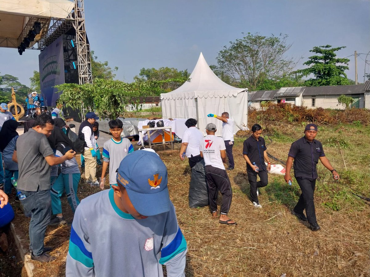 Desa Bersih... Indonesia Sehat

#TPPBersamaMenteriDesa

Deklarasi gerakan desa peduli sampah

#TPPBersamaMenteriDesa

<a href="/prabowo/">Prabowo Subianto</a>
<a href="/YandriSusanto27/">Yandri Susanto</a>
<a href="/ArizaPatria/">Ariza Patria</a>
<a href="/taufikmadjid71/">IG : taufik.madjid</a>
<a href="/kemendespdt/">#BangunDesaBangunIndonesia</a>
<a href="/bpsdmkemendesa/">Bpsdm Kemendesa</a>