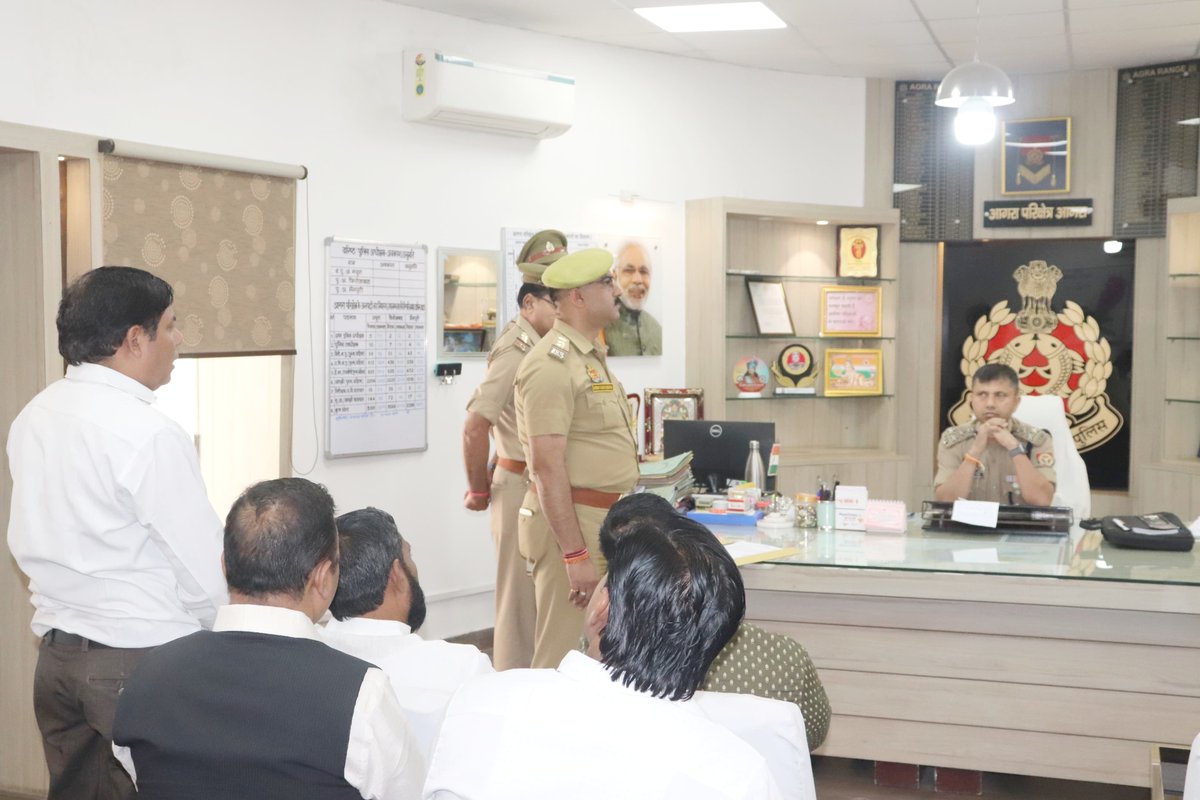 IG Range Agra (@igrangeagra) on Twitter photo #DIGRangeAgra <a href="/ShaileshP_IPS/">Shailesh Pandey,IPS</a> द्वारा परिक्षेत्रीय कार्यालय आगरा पर उपस्थित आए परिक्षेत्र के जनपदों मथुरा, फिरोजाबाद व मैनपुरी के शिकायतकर्ताओं की समस्याओं को सुना गया तथा उनके त्वरित एवं विधि सम्मत निस्तारण हेतु निर्देश दिए गए।
#UPPolice #DIGRangeAgra <a href="/ShaileshP_IPS/">Shailesh Pandey,IPS</a> द्वारा परिक्षेत्रीय कार्यालय आगरा पर उपस्थित आए परिक्षेत्र के जनपदों मथुरा, फिरोजाबाद व मैनपुरी के शिकायतकर्ताओं की समस्याओं को सुना गया तथा उनके त्वरित एवं विधि सम्मत निस्तारण हेतु निर्देश दिए गए।
#UPPolice