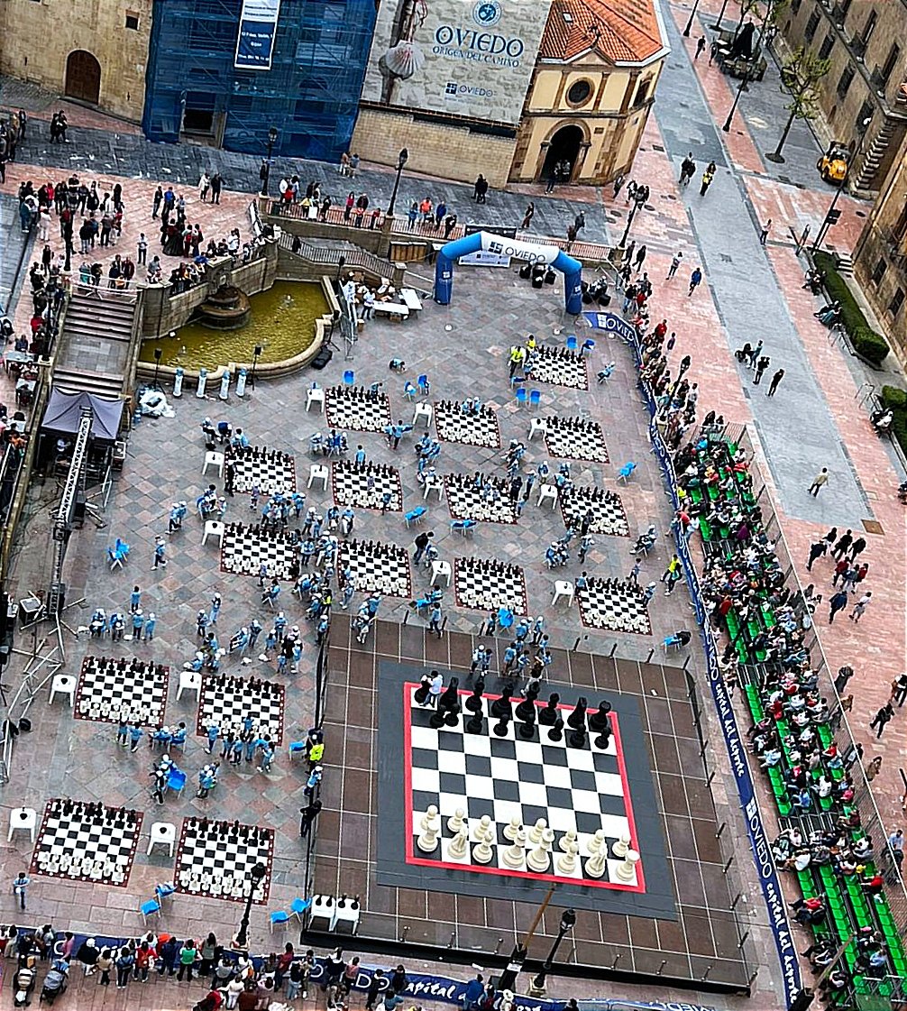 narancoajedrez's tweet image. Mañana, día 17 de mayo, la plaza de la catedral de @aytoviedo volverá a lucir así por tercer año consecutivo.

32 equipos de colegios de las escuelas deportivas de Oviedo tomarán parte en Pequeños Gigantes 2025.

Os esperamos a partir de las 10:00.

#Ajedrez #Chess