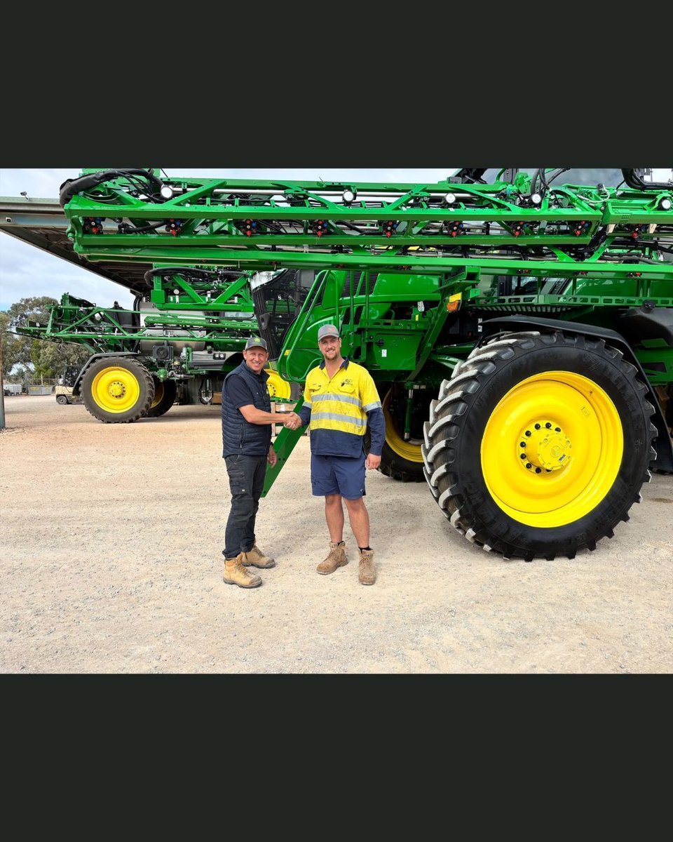 🎯💚 Tech meets teamwork on the Yorke Peninsula!
Jamie from Emmetts Kadina was on hand to deliver this fully loaded John Deere 616R sprayer to AG Schilling—packed with ExactApply and See &amp; Spray tech for next-level precision and efficiency in the paddock. Congrats and thank you!