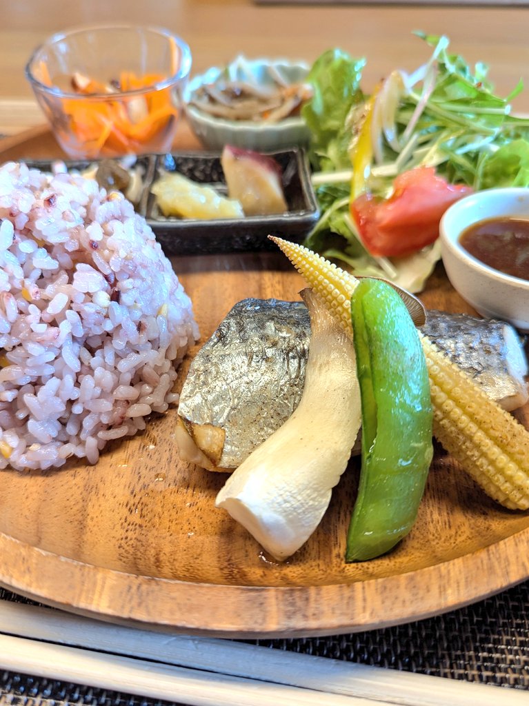 tornador69's tweet photo. 娘(中3)と #OmiCafe powered by #来福酒造 でランチ。
メインはソースが選べる #鰆の塩焼き。俺は玉ねぎバター醤油、娘は梅。
五穀米、素敵な副菜たち、粕汁、そして甘酒。
デザートは #米粉入りバスクチーズケーキ。
徒歩圏内あったら確実に飲む。
早く免許取ってくれ。
宜しく娘。
#今日のランチ https://t.co/NFl0rL6wfU