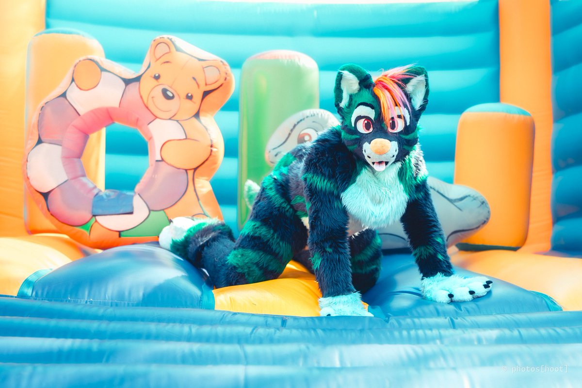 Wh-what do you mean dogs aren't allowed on the bouncy castle?!?

But it's so fun to do on #FursuitFriday !

📸 Hoot
