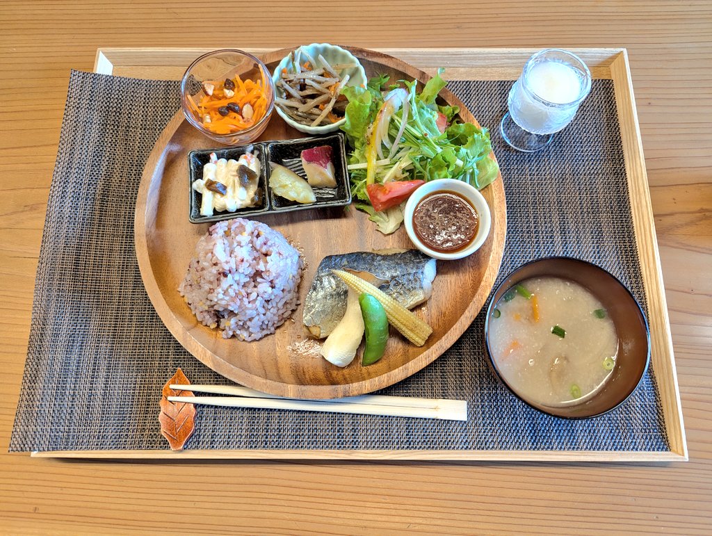 tornador69's tweet photo. 娘(中3)と #OmiCafe powered by #来福酒造 でランチ。
メインはソースが選べる #鰆の塩焼き。俺は玉ねぎバター醤油、娘は梅。
五穀米、素敵な副菜たち、粕汁、そして甘酒。
デザートは #米粉入りバスクチーズケーキ。
徒歩圏内あったら確実に飲む。
早く免許取ってくれ。
宜しく娘。
#今日のランチ https://t.co/NFl0rL6wfU