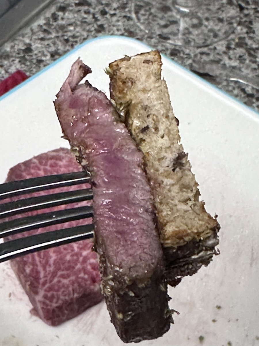 Dom Perignon 83, 00, 08, 15, tadi cok stabil, 25 yıl ve üzeri farkliydi. A5 wagyu tenderloin, yag dengesi en iyi A5 diyebilirim, tereyağında.