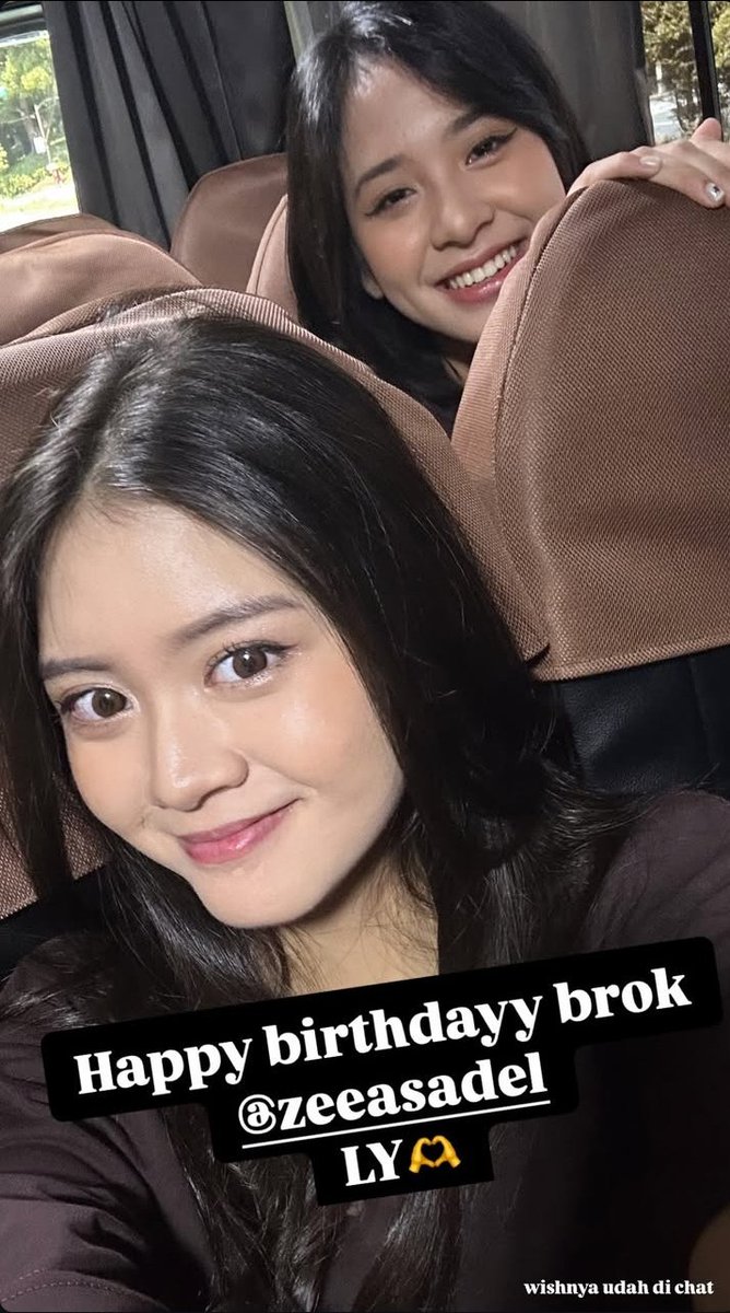 FansBAntiKaram's tweet photo. Ucapan ultah dari keluarga GreShan Family+MamaCha😍😉🫵🏻#greshan #greshanfamily #shaniindira #graciajkt48 #christyjkt48 #marshajkt48 #Amazeeng21 #ZeeMotion #wotijkt48 https://t.co/mTkcSKpRv9