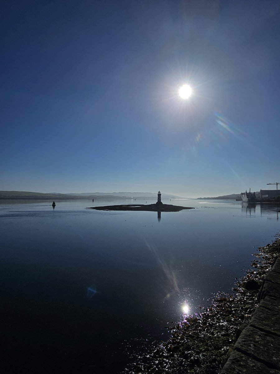 StephenAHenry's tweet photo. Sunrise over the River Clyde
#ThePerch #PortGlasgow https://t.co/vJOiMVsC4T