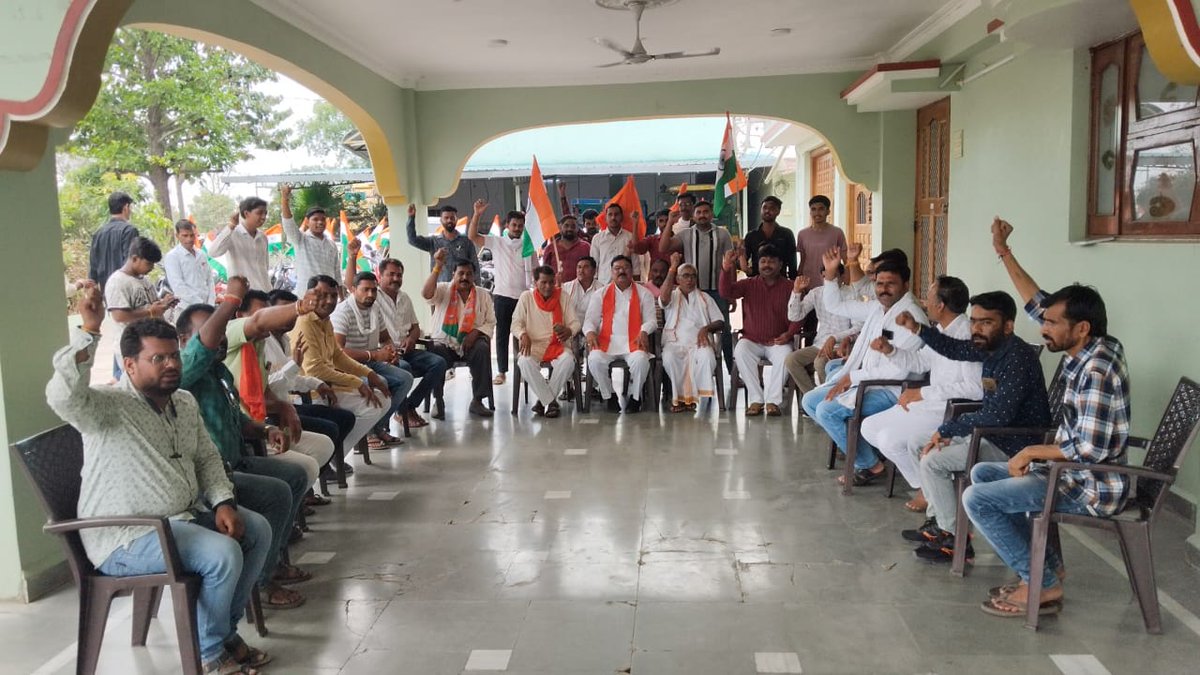 KamalPatelBJP's tweet photo. ऑपरेशन सिंदूर और वीर भारतीय सेना के शौर्य को नमन!

ऑपरेशन सिंदूर की सफलता व देश के वीर सपूतों के शौर्य, साहस और बलिदान को नमन करते हुए आज गृह ग्राम बारंगा व बारंगी, हरदा में निकाली गई तिरंगा यात्रा में सम्मिलित हुआ 

भारत माता की जय...

1/2 https://t.co/tv7dWccoI3