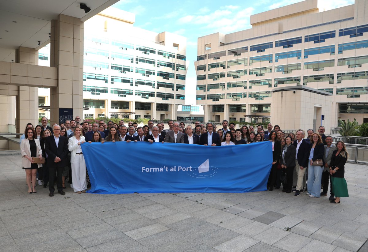 PortdeBarcelona's tweet photo. 🚢🎓 Enhorabona a l’@EscolaEuropeaEU pels 10 anys de #FormatAlPort, una iniciativa clau en la sostenibilitat social del #PortdeBarcelona i en la formació dels futurs professionals de la #ComunitatPortuària.

👏 Un projecte d’èxit que uneix talent, coneixement i futur. Felicitats! https://t.co/lrFUAt87j0