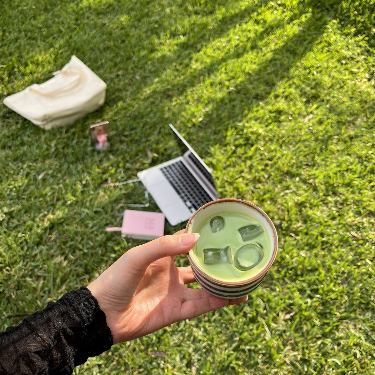 الشمس مو عدوّة ، الشمس نعمة وحياة ☀️
ومن الأساسيات بالحياة اللي ما يُعوض
غيابها لا مكمل ولا علاج 

وللمعلومية طالما نظرتك محصورة بفيتامين دال 
فقط ، ما راح تقدر تستوعب أهميتها الحقيقية ..