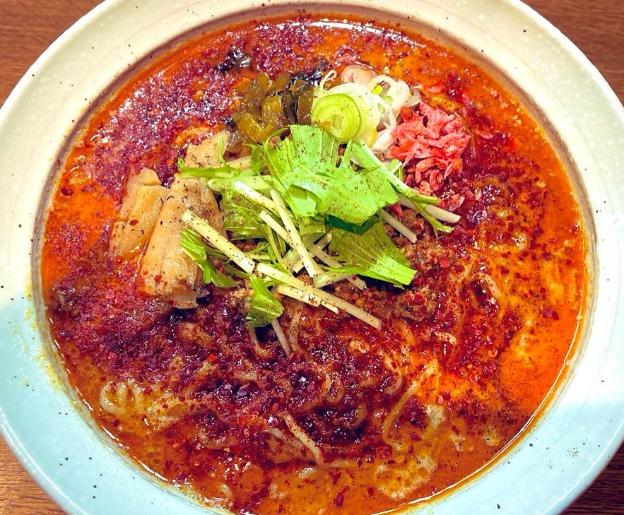 HwRkW1ihyr0379O's tweet photo. 🟠ジャンボ担々麺は、美味しさと麺の量が1.７倍に増えました。
提供時間も昔より早くなりました。
接客も不器用ながら丁寧に頑張っていきます。
ぜひ一度ご来店くださいませ(お願いします)

※汁なしは､『夜限定』で提供しております。 https://t.co/y3q61DzSyx