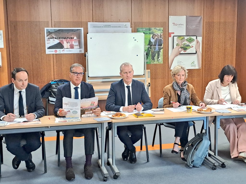 fdsea53's tweet image. [#Syndical] Ce matin, à @change53, la @fdsea53 rencontre les parlementaires de @lamayenne. Le contexte législatif lourd au sein de l'@AssembleeNat appelle au plein soutien de nos élus, pour nos agriculteurs ! @FNSEA #simplification #contraintes