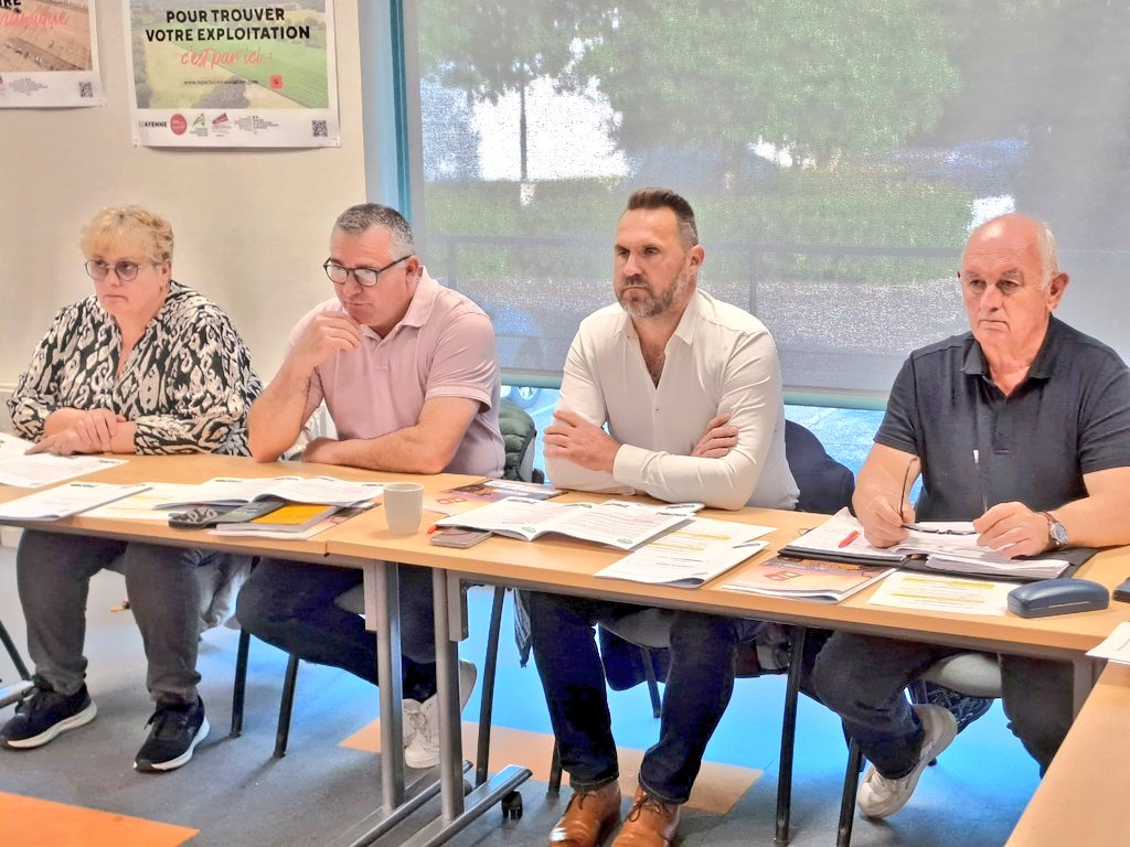 fdsea53's tweet image. [#Syndical] Ce matin, à @change53, la @fdsea53 rencontre les parlementaires de @lamayenne. Le contexte législatif lourd au sein de l'@AssembleeNat appelle au plein soutien de nos élus, pour nos agriculteurs ! @FNSEA #simplification #contraintes