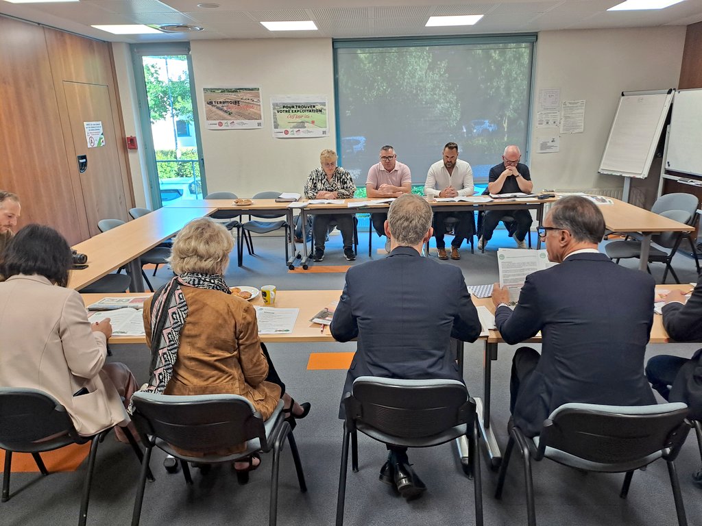 fdsea53's tweet image. [#Syndical] Ce matin, à @change53, la @fdsea53 rencontre les parlementaires de @lamayenne. Le contexte législatif lourd au sein de l'@AssembleeNat appelle au plein soutien de nos élus, pour nos agriculteurs ! @FNSEA #simplification #contraintes