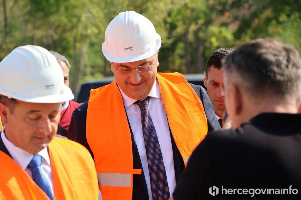 hercegovinainfo's tweet image. SKB Mostar dobiva 10 milijuna, za gradnju HNK izdvojena 2 milijuna eura, evo koje još projekte financira Vlada RH - hercegovina.info/vijesti/bih/sk…
#Hrvatska #BiH #VladaRH #SKBMostar #HNKMostar