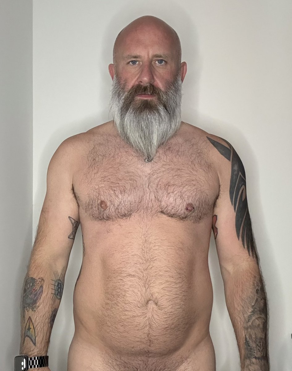 When you have perfected the “I go to the gym but still love cake look” 🍰 😂