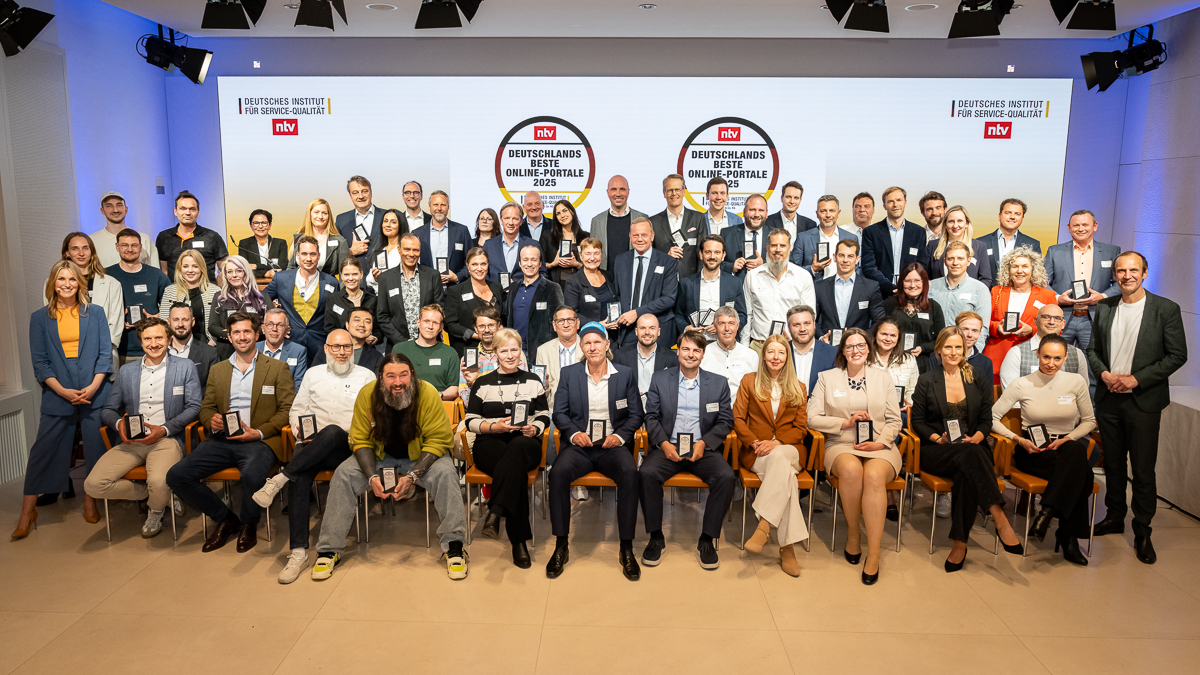 DISQ Deutsches Institut für Service-Qualität (@disqde) on Twitter photo 🌐🏆 Deutschlands Beste Online-Portale 2025 – ein glanzvoller Abend in Berlin!
Herzlichen Glückwunsch an alle Preisträger:innen!
📸Das Foto zeigt: echte Sieger:innen. Danke an <a href="/ntvde/">ntv Nachrichten</a> & alle Beteiligten!
👉 bit.ly/3URXMEb
#besteportale #award #ntv #DISQ #onlineportale 🌐🏆 Deutschlands Beste Online-Portale 2025 – ein glanzvoller Abend in Berlin!
Herzlichen Glückwunsch an alle Preisträger:innen!
📸Das Foto zeigt: echte Sieger:innen. Danke an <a href="/ntvde/">ntv Nachrichten</a> & alle Beteiligten!
👉 bit.ly/3URXMEb
#besteportale #award #ntv #DISQ #onlineportale