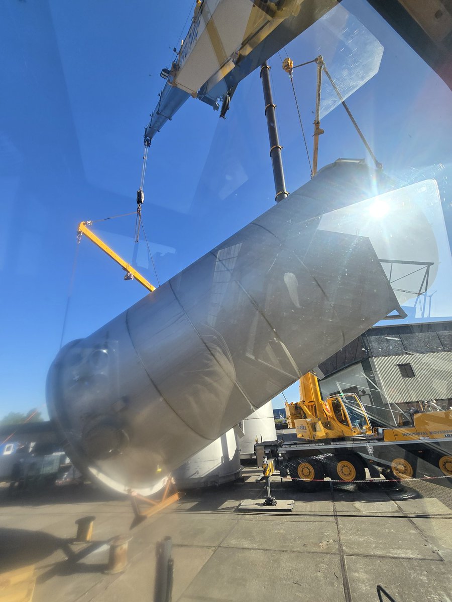 HertogJan__'s tweet photo. @Carefreehoist_  with Buijserd! the vertical to horizontal of 9 tons RVS tanks. Good preparation is half the work! One down, five to go !!!!! https://t.co/5Bv4ig6PEu