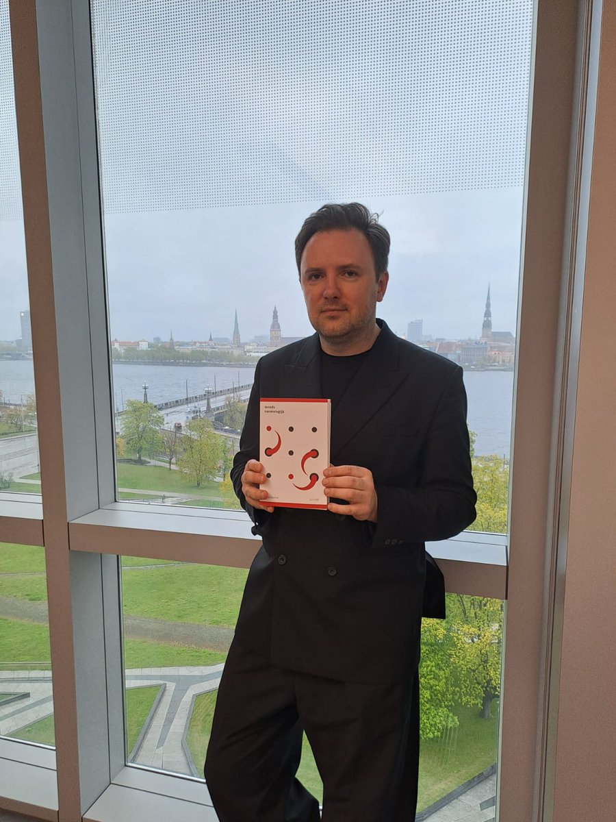 LU LFMI apgādā klajā nāk Jāņa Ozoliņa pētījums “Ievads naratoloģijā”. Tā ir pirmā naratoloģijas vēsturei, teorijai un praksei veltītā grāmata latviešu valodā, kas aicina ikvienu tās lasītāju izzināt naratoloģiju dažādos laika nogriežņos. 

Vairāk: lulfmi.lv/Ievads-naratol…