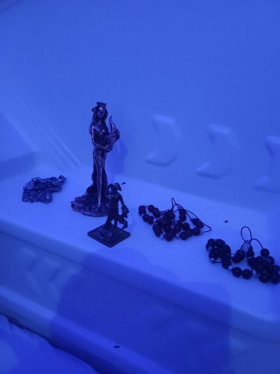 RaethofRowans's tweet image. Mini altar in my hostel pod