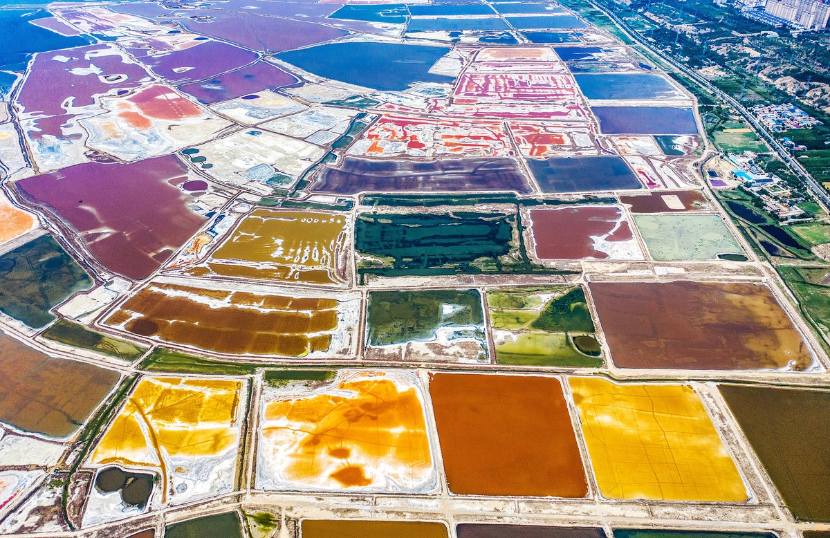 CGTNGlobalBiz's tweet image. 🌡️🔥 Recent scorching temperatures have transformed Yuncheng Salt Lake in Shanxi Province, China, into a vibrant natural masterpiece! The lake now dazzles like a giant earthly palette, painting the landscape with surreal colors—a true feast for the eyes. 🎨👁️ #NaturalWonders