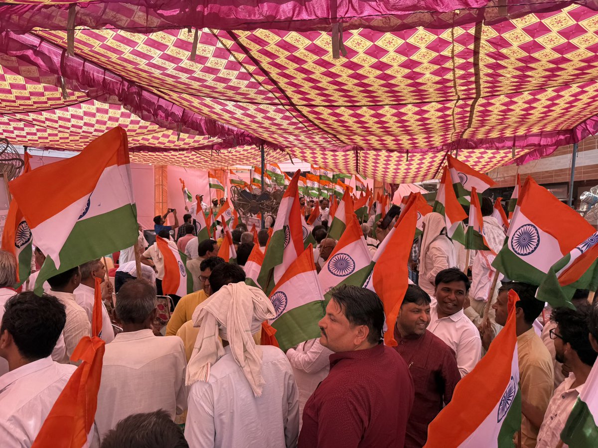 sonusihagdata's tweet photo. हमारे वीर सैनिकों के अदम्य साहस और पराक्रम को नमन करते हुए, हिसार में आयोजित भव्य तिरंगा यात्रा में सहभागी बनकर गर्व और गौरव की अनुभूति हुई। राष्ट्रभक्ति की इस अनुपम अभिव्यक्ति में हजारों देशभक्तों का उत्साह  प्रेरणास्पद रहा । जय हिंद! #TirangaYatra https://t.co/ksgoURcRGf