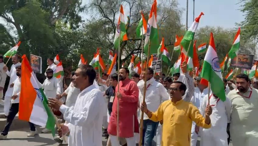 sonusihagdata's tweet photo. हमारे वीर सैनिकों के अदम्य साहस और पराक्रम को नमन करते हुए, हिसार में आयोजित भव्य तिरंगा यात्रा में सहभागी बनकर गर्व और गौरव की अनुभूति हुई। राष्ट्रभक्ति की इस अनुपम अभिव्यक्ति में हजारों देशभक्तों का उत्साह  प्रेरणास्पद रहा । जय हिंद! #TirangaYatra https://t.co/ksgoURcRGf