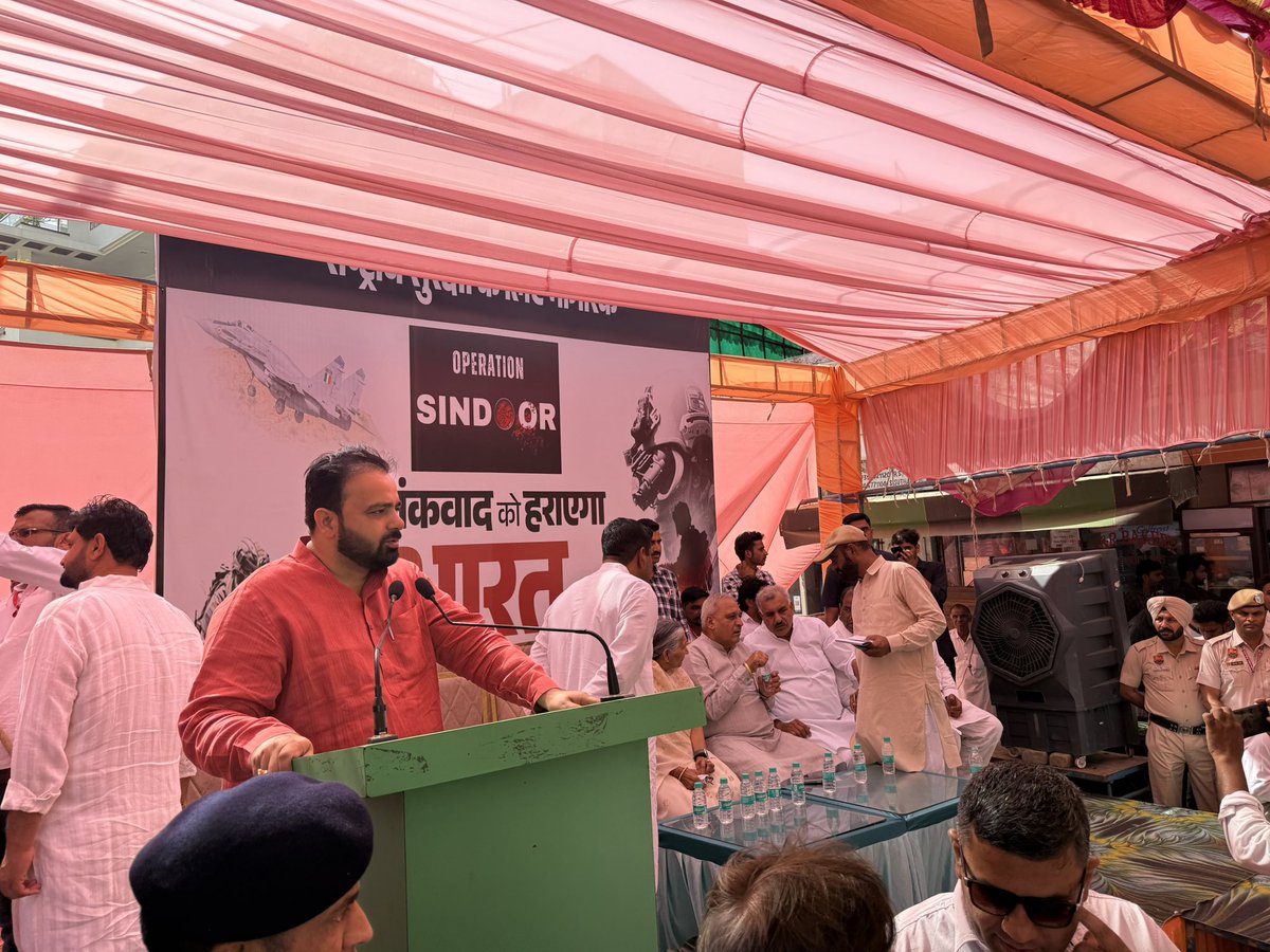 sonusihagdata's tweet photo. हमारे वीर सैनिकों के अदम्य साहस और पराक्रम को नमन करते हुए, हिसार में आयोजित भव्य तिरंगा यात्रा में सहभागी बनकर गर्व और गौरव की अनुभूति हुई। राष्ट्रभक्ति की इस अनुपम अभिव्यक्ति में हजारों देशभक्तों का उत्साह  प्रेरणास्पद रहा । जय हिंद! #TirangaYatra https://t.co/ksgoURcRGf