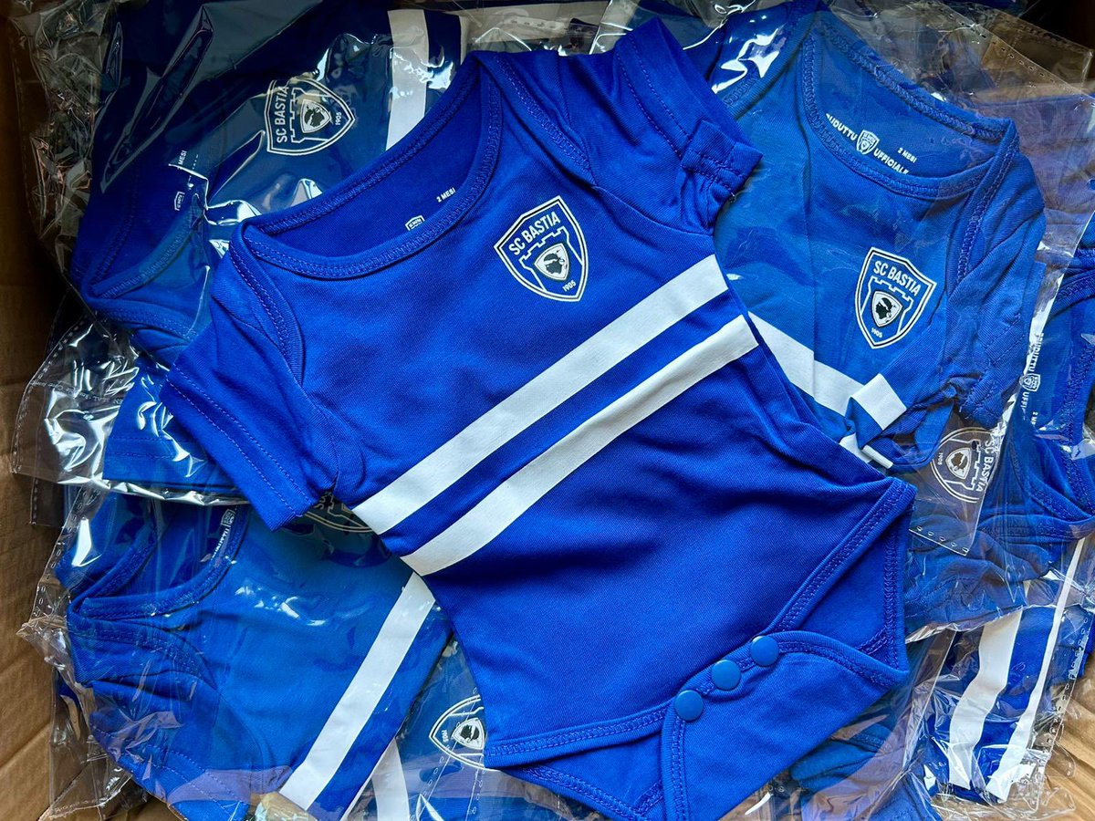 SECBSocios's tweet photo. 🔵  𝗖𝗜𝗡𝗜𝗡𝗜 𝗧𝗨𝗥𝗖𝗛𝗜𝗡𝗜 : 𝗨𝗡 𝗣𝗥𝗢𝗝𝗘𝗧 𝗦𝗜𝗚𝗡𝗘́ 𝗦𝗢𝗖𝗜𝗢𝗦 ⵑ 

C’est fait, 𝗰𝗵𝗮𝗾𝘂𝗲 𝗻𝗼𝘂𝘃𝗲𝗮𝘂-𝗻𝗲́ 𝗮̀ 𝗹’𝗵𝗼̂𝗽𝗶𝘁𝗮𝗹 𝗱𝗲 𝗕𝗮𝘀𝘁𝗶𝗮 𝗿𝗲𝗰𝗲𝘃𝗿𝗮 𝘂𝗻 𝗺𝗮𝗶𝗹𝗹𝗼𝘁 𝗱𝘂 𝗦𝗽𝗼𝗿𝘁𝗶𝗻𝗴. Perchè ùn si sceglie micca di diventà Turchinu, si nasce cun ellu !

𝗟𝗲 𝗯𝘂𝗿𝗲𝗮𝘂 𝗱𝗲𝘀 𝗦𝗼𝗰𝗶𝗼𝘀 𝗮 𝗲́𝘁𝗲́ 𝗮̀ 𝗹’𝗶𝗻𝗶𝘁𝗶𝗮𝘁𝗶𝘃𝗲 de cette distribution aujourd’hui mise en place. Co-financé avec le @SCBastia le maillot de votre Turchinellu caru fait désormais partie du généreux Bursarellu di Nàscita offert par la @Cita_Bastia et à retirer à l’Etat Civil de la mairie. 

Tenimu à ringrazià, di core, e duie stituzione chì anu permessu què 🙏🏽

Un geste fort, symbolique, pour que l’histoire d’amour entre la ville de Bastia, le peuple corse et son club unique commence dès le premier souffle.

Per a passione, per u populu,
𝗣𝗲𝗿 𝘂 𝘁𝘂𝗿𝗰𝗵𝗶𝗻𝘂 ⵑ ✊🏼💙

𝗣𝗢𝗨𝗥 𝗤𝗨𝗘 𝗗'𝗔𝗨𝗧𝗥𝗘𝗦 𝗣𝗥𝗢𝗝𝗘𝗧𝗦 𝗗𝗨 𝗚𝗘𝗡𝗥𝗘 𝗔𝗕𝗢𝗨𝗧𝗜𝗦𝗦𝗘𝗡𝗧 𝗜𝗟 𝗙𝗔𝗨𝗧 𝗔𝗗𝗛𝗘𝗥𝗘𝗥 𝗠𝗔𝗜𝗡𝗧𝗘𝗡𝗔𝗡𝗧 ⵑ

➡️ https://t.co/HKHsqnor8z
